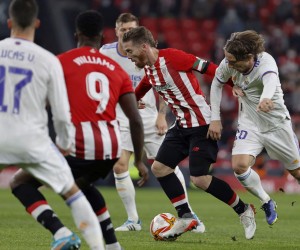 epa09725967 Bilbao's Iker Muniain (2-R) in action against Real Madrid's Luka Modric (R) during the Spanish King's Cup quarter final soccer match between Athletic Bilbao and Real Madrid in Bilbao, northern Spain, 03 February 2022.  EPA/Luis Tejido