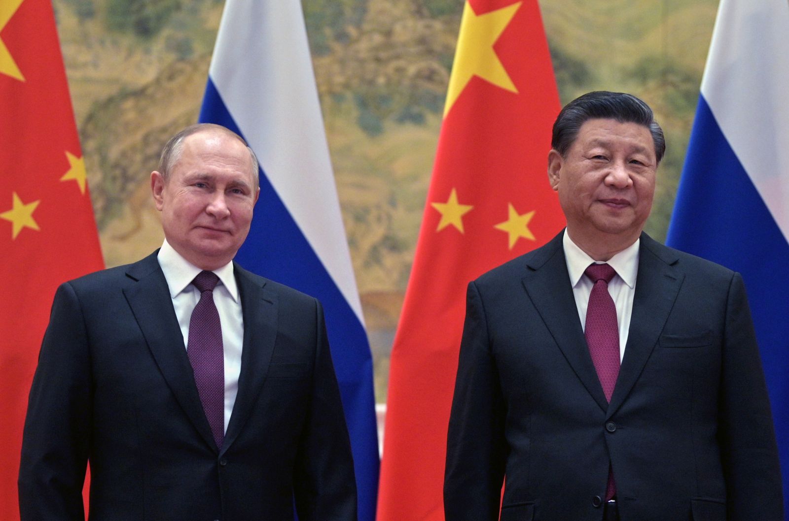 epa09726864 Russian President Vladimir Putin (L) and Chinese President Xi Jinping (R) pose for a picture during their meeting in Beijing, China, 04 February 2022. Putin arrived in China on the day of the Beijing 2022 Winter Olympic Games opening ceremony.  EPA/ALEXEI DRUZHININ / KREMLIN / SPUTNIK / POOL MANDATORY CREDIT