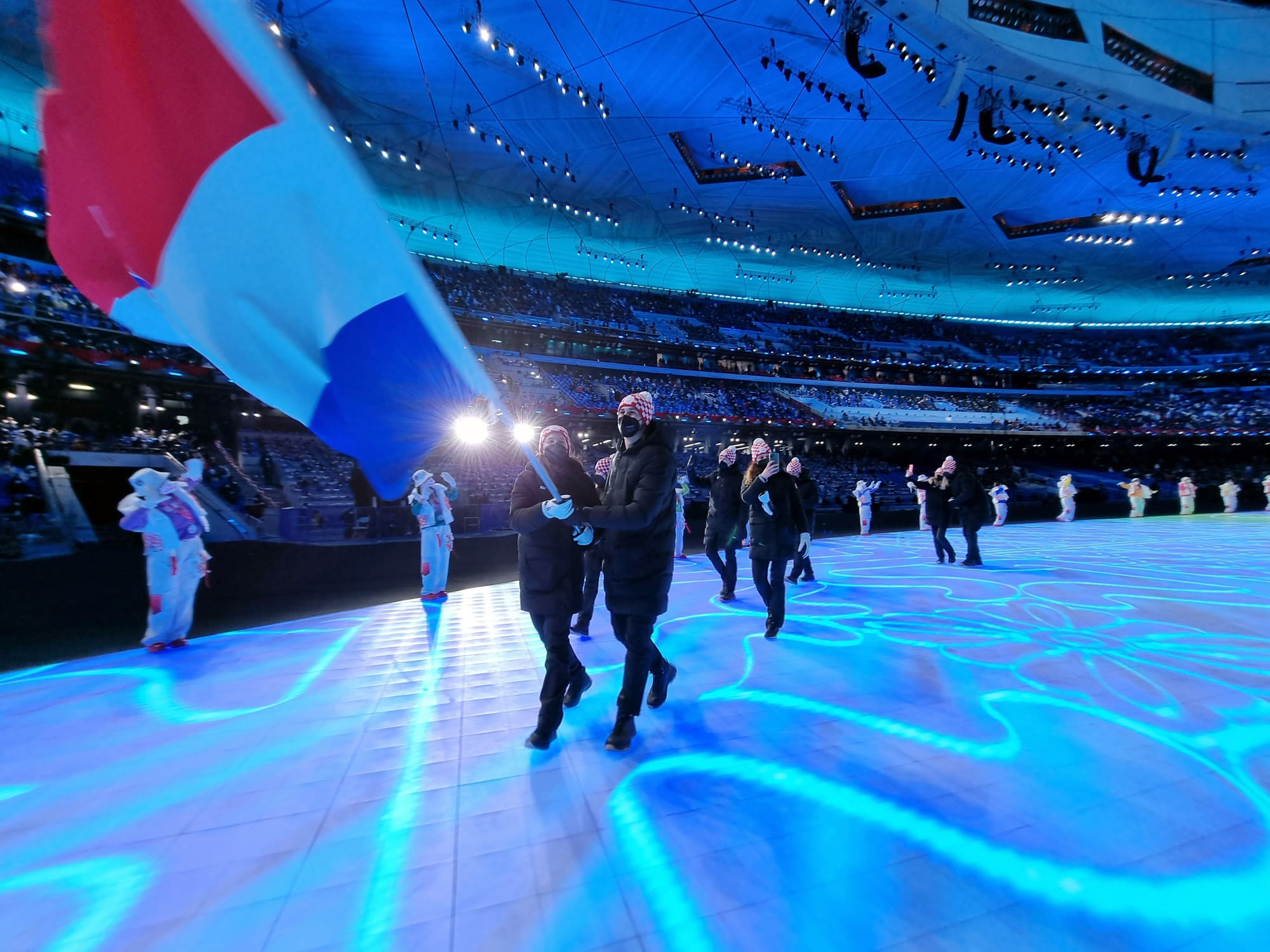 Peking, 04.02.2022 - Svecanost otvaranja Zimskih olimpijskih igara u Pekingu pocela je u petak u 20 sati po lokalnom vremenu (13 sati po srednjoeuropskom vremenu) na Nacionalnom stadionu. Hrvatsku zastavu na otvaranju nosi skijaica Zrinka Ljutic i skijaki trkac Marko Skender. Na slici hrvatski sportai tijekom otvaranja Zimskih olimpijskih igara.
foto HINA/ HOO/ Jaki Franja/ ds