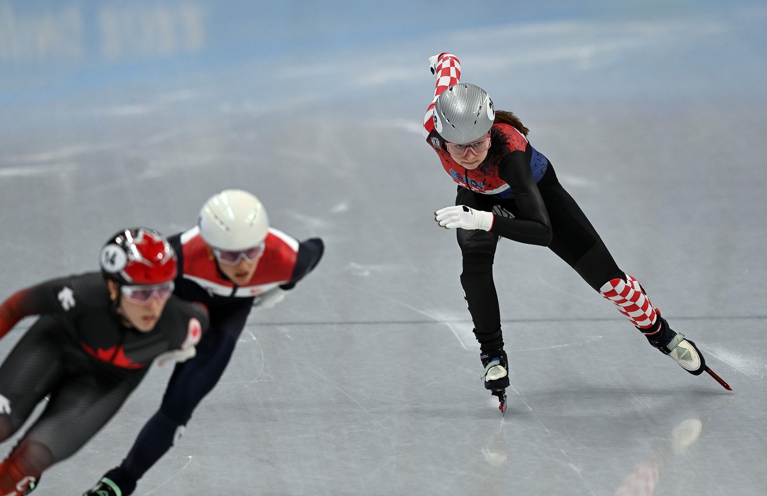 Peking, 05.02.2022 - Valentina Acic ula je u subotu u povijest kao prva brzoklizacica na kratkim prugama koja je nastupila za Hrvatsku na Zimskim olimpijskim igrama. Acic (23) je u Pekingu nastupila u prvoj skupini kvalifikacija na 500 metara i s rezultatom od 44.681 sekundi bila treca u skupini, a imala je 27. rezultat od ukupno 32 brzoklizacice. Na slici Valentina Acic tijekom utrke.
foto HINA/ HOO/ Jaki Franja/ ds