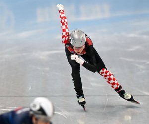 Peking, 05.02.2022 - Valentina Acic ula je u subotu u povijest kao prva brzoklizacica na kratkim prugama koja je nastupila za Hrvatsku na Zimskim olimpijskim igrama. Acic (23) je u Pekingu nastupila u prvoj skupini kvalifikacija na 500 metara i s rezultatom od 44.681 sekundi bila treca u skupini, a imala je 27. rezultat od ukupno 32 brzoklizacice. Na slici Valentina Acic tijekom utrke.
foto HINA/ HOO/ Jaki Franja/ ds