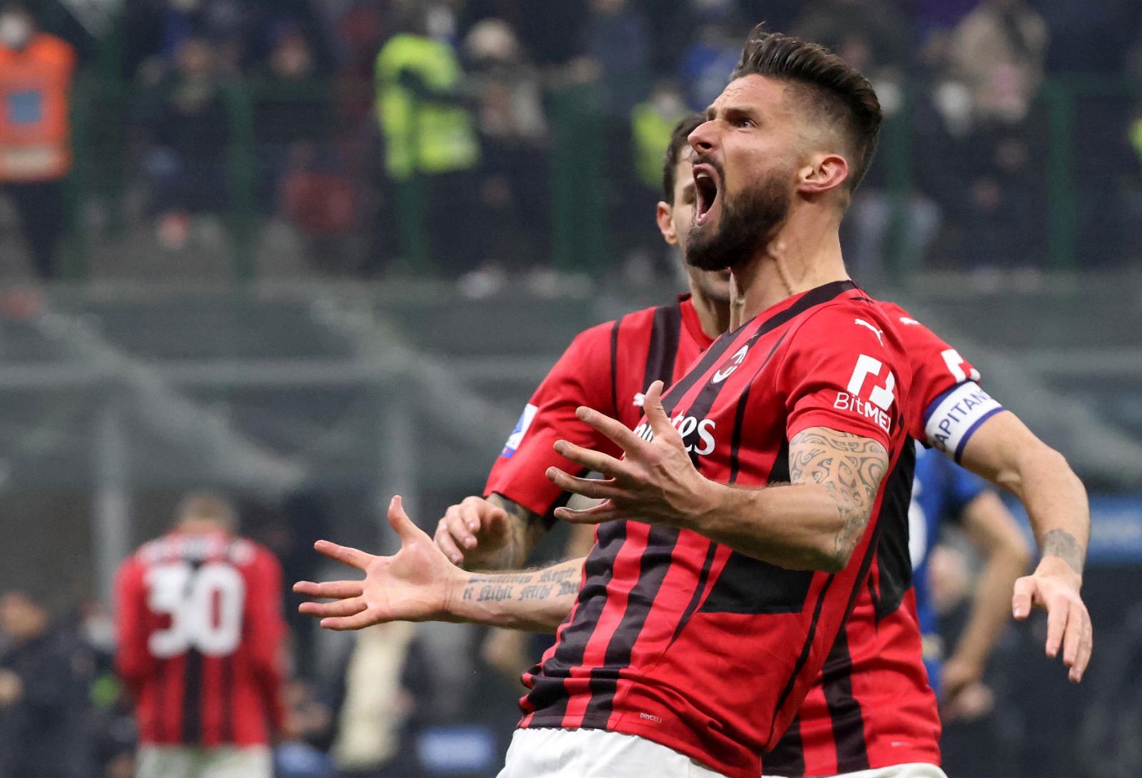 epa09730607 AC Milan's Olivier Giroud celebrates after scoring during the Italian Serie A soccer match between FC Inter and AC Milan at Giuseppe Meazza stadium in Milan, Italy, 05 February 2022.  EPA/MATTEO BAZZI