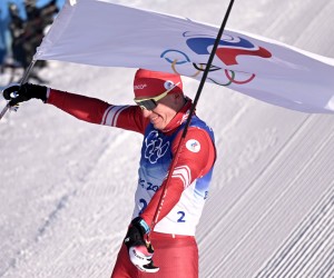 epa09731921 Alexander Bolshunov of Russia celebrates winning the Men's 15km+15km Skiathlon event at the Zhangjiakou National Cross-Country Skiing Centre at the Beijing 2022 Olympic Games, Zhangjiakou, China, 06 February 2022.  EPA/CHRISTIAN BRUNA