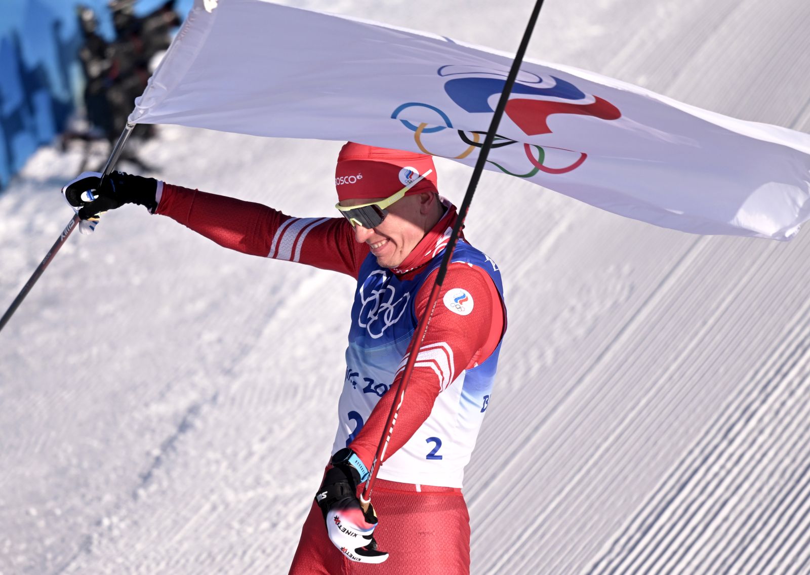 epa09731921 Alexander Bolshunov of Russia celebrates winning the Men's 15km+15km Skiathlon event at the Zhangjiakou National Cross-Country Skiing Centre at the Beijing 2022 Olympic Games, Zhangjiakou, China, 06 February 2022.  EPA/CHRISTIAN BRUNA