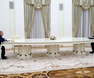 epa09736275 Russian President Vladimir Putin (L) and French President Emmanuel Macron (R) meet in the Kremlin in Moscow, Russia, 07 February 2022. Macron is visiting Russia on a mission to ease Russian-Ukrainian tensions.  EPA/KREMLIN POOL / SPUTNIK / POOL MANDATORY CREDIT
