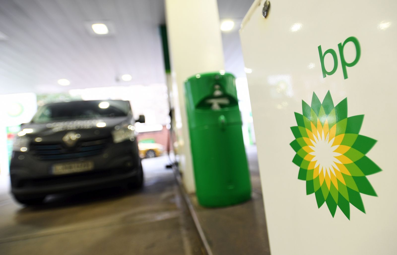 epa09738081 A vehicle at a BP (British Petroleum) petrol station in London, Britain, 08 February 2022.  Oil giant British Petroleum (BP) has announced a huge annual profit of some 11 billion euros on 08 February.  EPA/ANDY RAIN