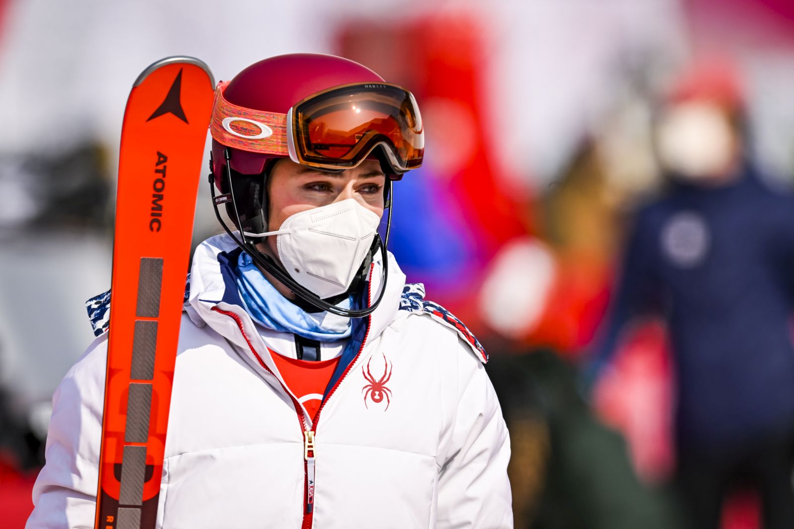 epa09739865 Mikaela Shiffrin of the US in the finish area after she did not finish the 1st run of the Women's Slalom race of the Alpine Skiing events of the Beijing 2022 Olympic Games at the Yanqing National Alpine Ski Centre Skiing, Beijing municipality, China, 09 February 2022.  EPA/JEAN-CHRISTOPHE BOTT