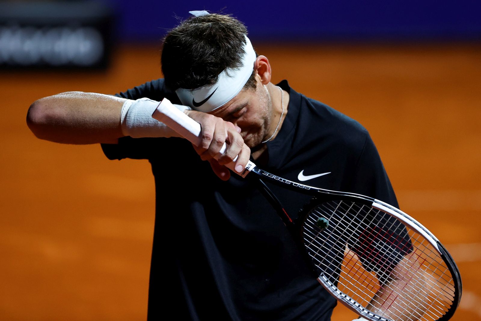 epa09739819 Argentinian Juan Martin del Potro reacts after losing against Argentinian Federico Delbonis  during the Argentina Open tennis match at the Buenos Aires Lawn Tennis Club in Buenos Aires, Argentina, 08 February 2022.  EPA/Juan Ignacio Roncoroni