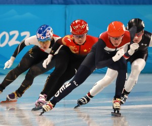 epa09740844 Suzanne Schulting (2nd R) of the Netherlands leads the pack during the Women's 1000m heats of the Short Track Speed Skating events at the Beijing 2022 Olympic Games, Beijing, China, 09 February 2022.  EPA/FAZRY ISMAIL