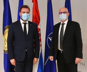 Zagreb, 10.02.2022. - Ministar obrane Mario Banožić sastao se u Ministarstvu obrane u Zagrebu s veleposlanikom Države Izrael Ilanom Morom.
foto HINA/ MORH/ T. Brandt/ ml