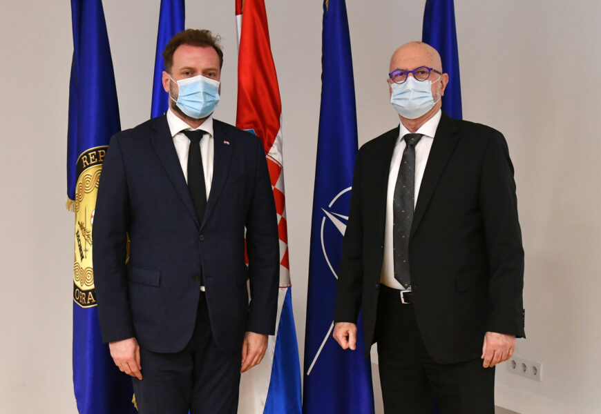 Zagreb, 10.02.2022. - Ministar obrane Mario Banožić sastao se u Ministarstvu obrane u Zagrebu s veleposlanikom Države Izrael Ilanom Morom.
foto HINA/ MORH/ T. Brandt/ ml