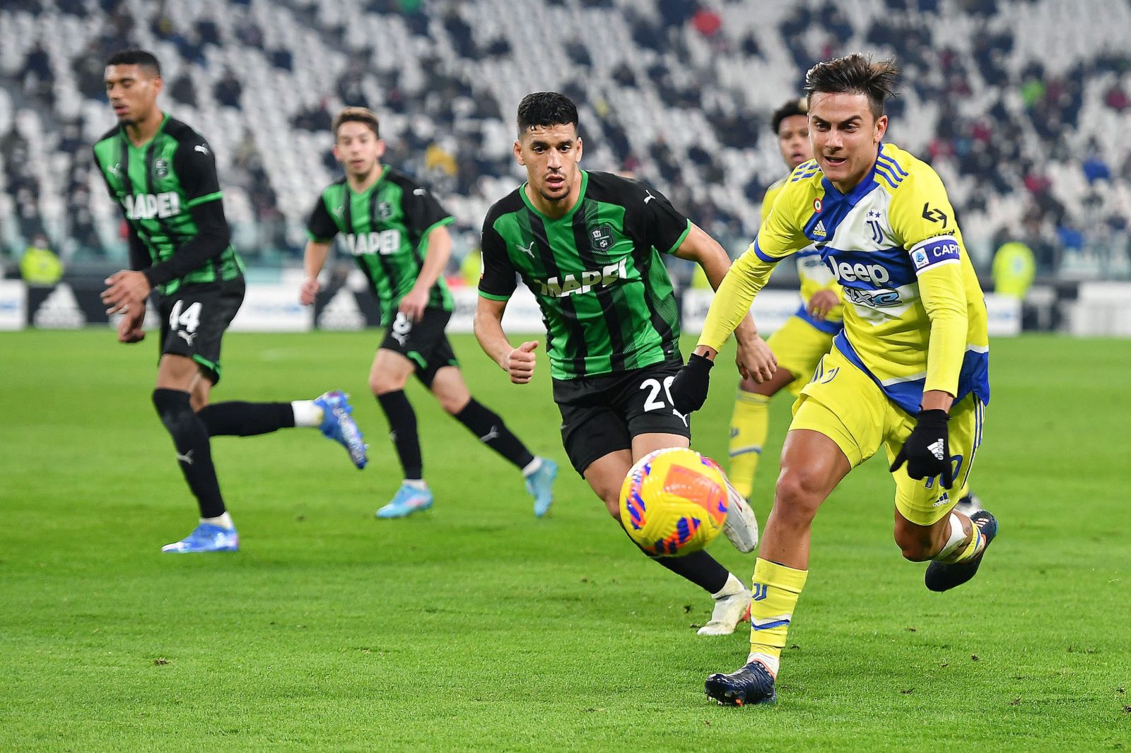 epa09745120 Juventus’ Paulo Dybala (R) in action during the Italian Cup quarterfinal soccer match Juventus FC vs US Sassuolo calcio at the Allianz Stadium in Turin, Italy, 10 February 2022.  EPA/ALESSANDRO DI MARCO