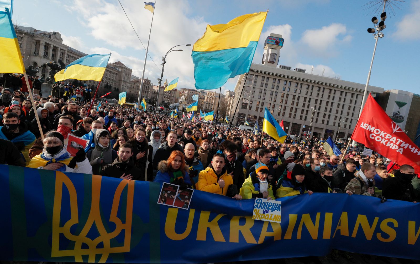 epa09750001 Ukrainians attend the Unity March for Ukraine in downtown Kiev, Ukraine, 12 February 2021 amid tensions on the Ukraine-Russia border.  EPA/SERGEY DOLZHENKO