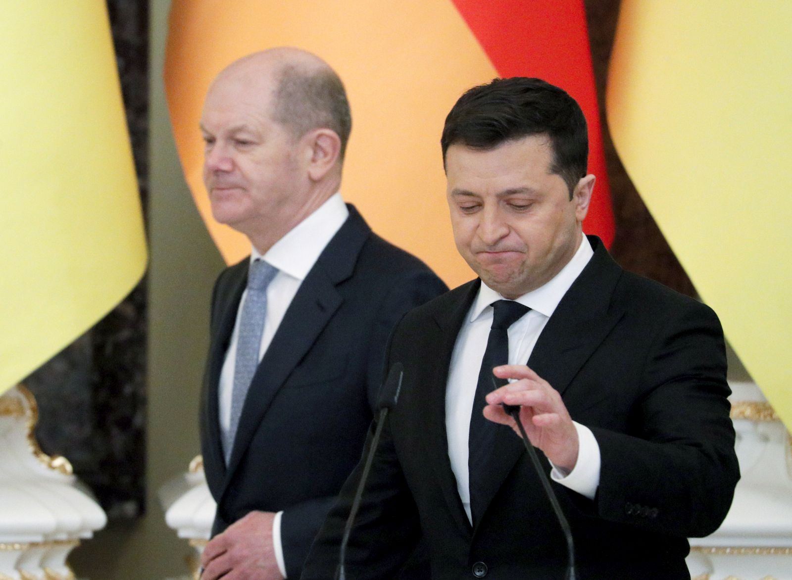epa09756197 Ukrainian President Volodymyr Zelensky (R) and German Chancellor Olaf Scholz (L) hold a joint press conference following their meeting in Kiev, Ukraine, 14 February 2022. German Chancellor Scholz is on an official visit to Kiev to show solidarity and support to Ukraine amid fears of a Russian invasion.  EPA/SERGEY DOLZHENKO