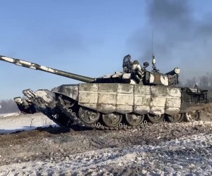 epa09758299 A handout still image taken from handout video made available by the Russian Defence Ministry press service shows Russian tanks return from the ground shooting range on the Voronezh region, Russia, 15 February 2022. Units of the Western and Southern military districts on 15 February begin returning from exercises to their bases by rail and road, the Russian Defense Ministry said.  EPA/RUSSIAN DEFENCE MINISTRY PRESS SERVICE HANDOUT  HANDOUT EDITORIAL USE ONLY/NO SALES
