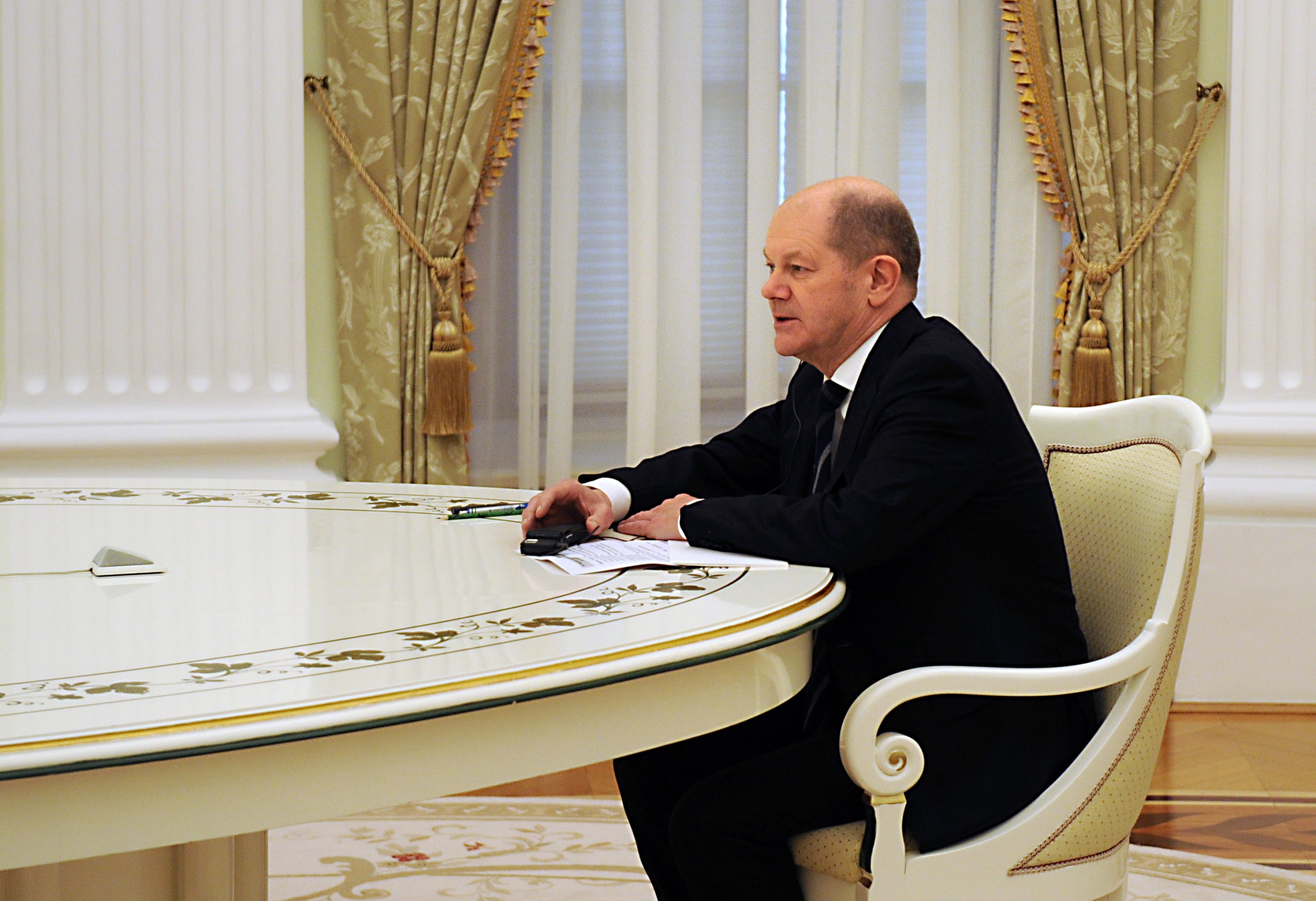 epa09758768 German Chancellor Olaf Scholz attends a meeting with Russian President in the Kremlin in Moscow, Russia, 15 February 2022. German Chancellor is on official visit in Moscow.  EPA/MIKHAIL KLIMENTYEV / KREMLIN / SPUTNIK / POOL MANDATORY CREDIT