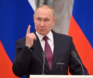 epa09759799 Russian President Vladimir Putin speaks during a joint press conference with German Chancellor Scholz following their talks at the Kremlin in Moscow, Russia, 15 February 2022. The German Chancellor is on official visit to Moscow.  EPA/SERGEY GUNEEV/KREMLIN POOL/SPUTNIK / POOL MANDATORY CREDIT