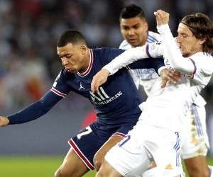 epa09760182 Kylian Mbappe (L) of PSG in action against Luka Modric (R) of Real Madrid during the UEFA Champions League round of 16, first leg soccer match between Paris Saint-Germain (PSG) and Real Madrid in Paris, France, 15 February 2022.  EPA/Yoan Valat