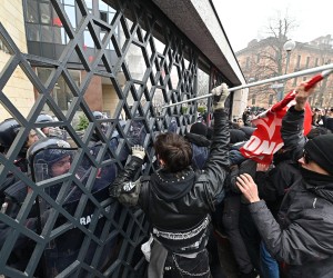 epa09769121 Students try to break into the headquarters of Confindustria (The General Confederation of Italian Industry) during a protest in Turin, Italy, 18 February 2022. Students took to the streets in around 40 Italian cities to protest after two teenagers died in two separate incidents while on training internships. At least seven officers were hurt during clashes with students in Turin.  EPA/Alessandro Di Marco