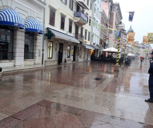 Rijeka, 19.2.2022.- Policija je u subotu ujutro u slubene prostorije privela mukarca iz Rijeke (1967.) koji je najavio da æe se spaliti na Korzu, ispred zgrade HTV centra Rijeka. Policija je oko 8,45 sati zaprimila dojavu da s ispred rijeèkog HTV centra nalazi mukarac s kanisterom, koji je rekao da æe se spaliti. Djelatnici policije doli su do njega,  on je u meðuvremenu tekuæinom iz kanistera polio svoju jaknu i zapalio je, a vatrogasci su je odmah ugasili. 
foto HINA/ Miljenko KLEPAC/ ua