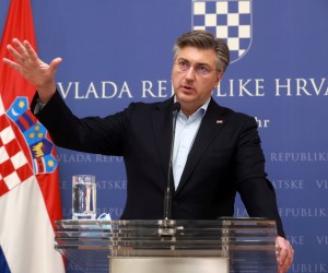 Zagreb, 19.2.2022.- Premijer Andrej Plenkoviæ pozvao je u subotu na izvanrednoj konferenciji za novinare DORH i glavnu dravnu odvjetnicu da se oèituju o uhiæenju ministra prostornoga ureðenja, graditeljstva i dravne imovine Darka Horvata poruèivi da nema izvanredne situacije i izvanrednih izbora. 
foto HINA/ Dario GRZELJ/ ua