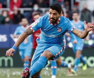 epa09772519 Atletico Madrid's striker Luis Suarez scores the 0-2 during the Spanish LaLiga soccer match between CA Osasuna and Atletico Madrid at El Sadar stadium in Pamplona, Spain, 19 February 2022.  EPA/JESUS DIGES