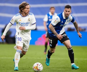 epa09773110 Real Madrid's midfielder Luka Modric (L) duels for the ball against Alaves' midfielder Edgar Mendez (R) during the Spanish LaLiga soccer match between Real Madrid and Deportivo Alaves at Santiago Bernabeu stadium in Madrid, Spain, 19 February 2022.  EPA/Miguel Oses