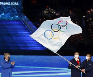 epa09774125 Milan Mayor Giuseppe Sala and his Cortina d’Ampezzo counterpart Gianpietro Ghedina wave the Olympic Flag next to International Olympic Committee (IOC) President Thomas Bach (L) during the Closing Ceremony for the Beijing 2022 Olympic Games at the National Stadium, also known as Bird's Nest, in Beijing China, 20 February 2022.  EPA/ROMAN PILIPEY
