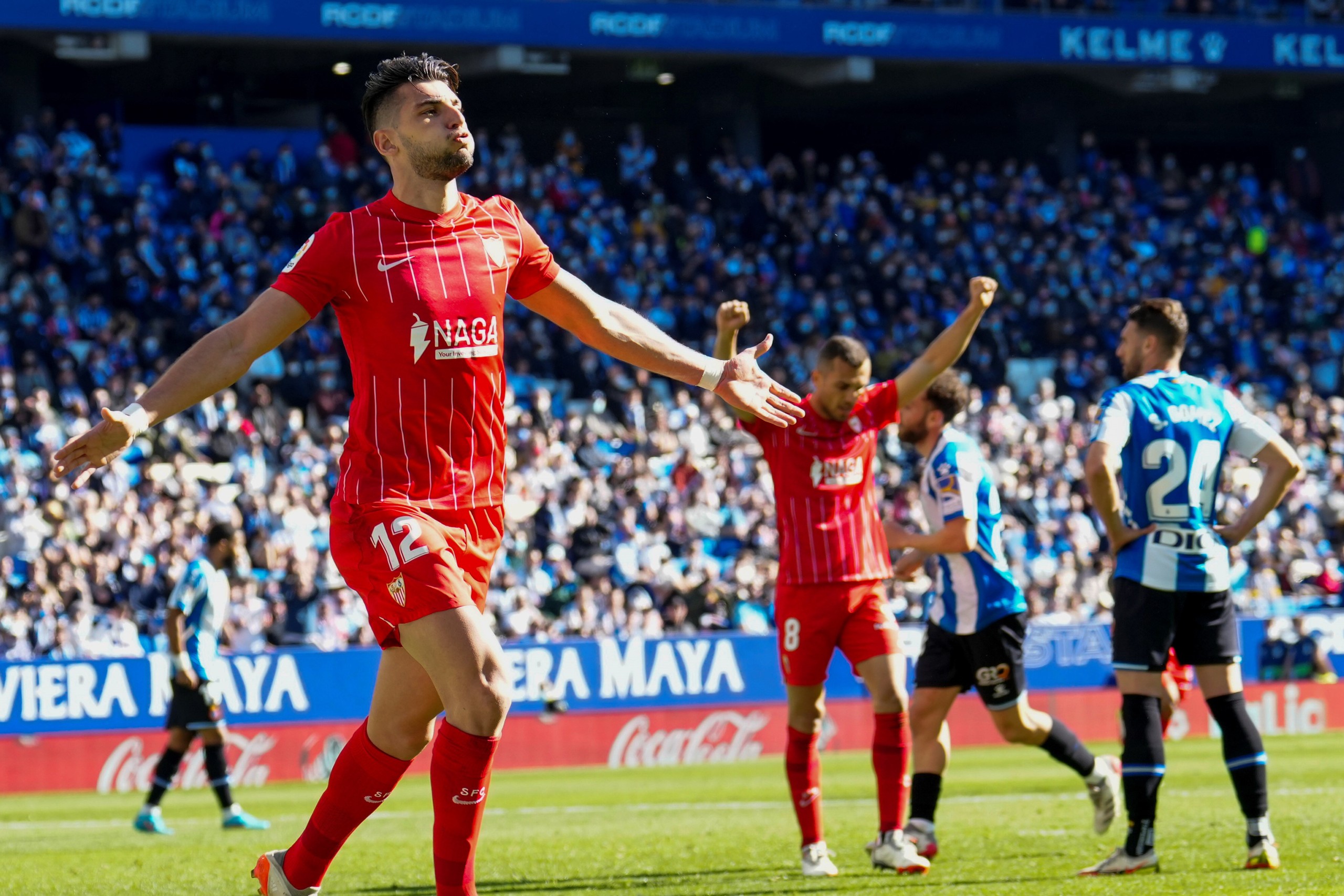 epa09774224 Rafael Mir (L) of Sevilla celebrates after scoring during the Spanish LaLiga soccer match Espanyol vs Sevilla at RCDE Stadium in Barcelona, Spain, 20 February 2022.  EPA/ENRIC FONTCUBERTA