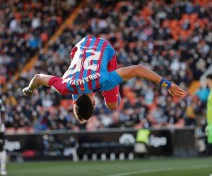 epa09774551 Barcelona's striker Pierre-Emerick Aubameyang celebrates after scoring the 0-1  goal during the Spanish LaLiga soccer between Valencia CF and FC Barcelona at Mestalla stadium in Valencia, eastern Spain, 20 February 2022.  EPA/Manuel Bruque