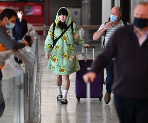 epa09775093 International passengers arrive at Melbourne Airport in Melbourne, Australia, 21 February 2022. Australia's international borders have reopened without restrictions for fully vaccinated tourists and travellers.  EPA/JOEL CARRETT  AUSTRALIA AND NEW ZEALAND OUT
