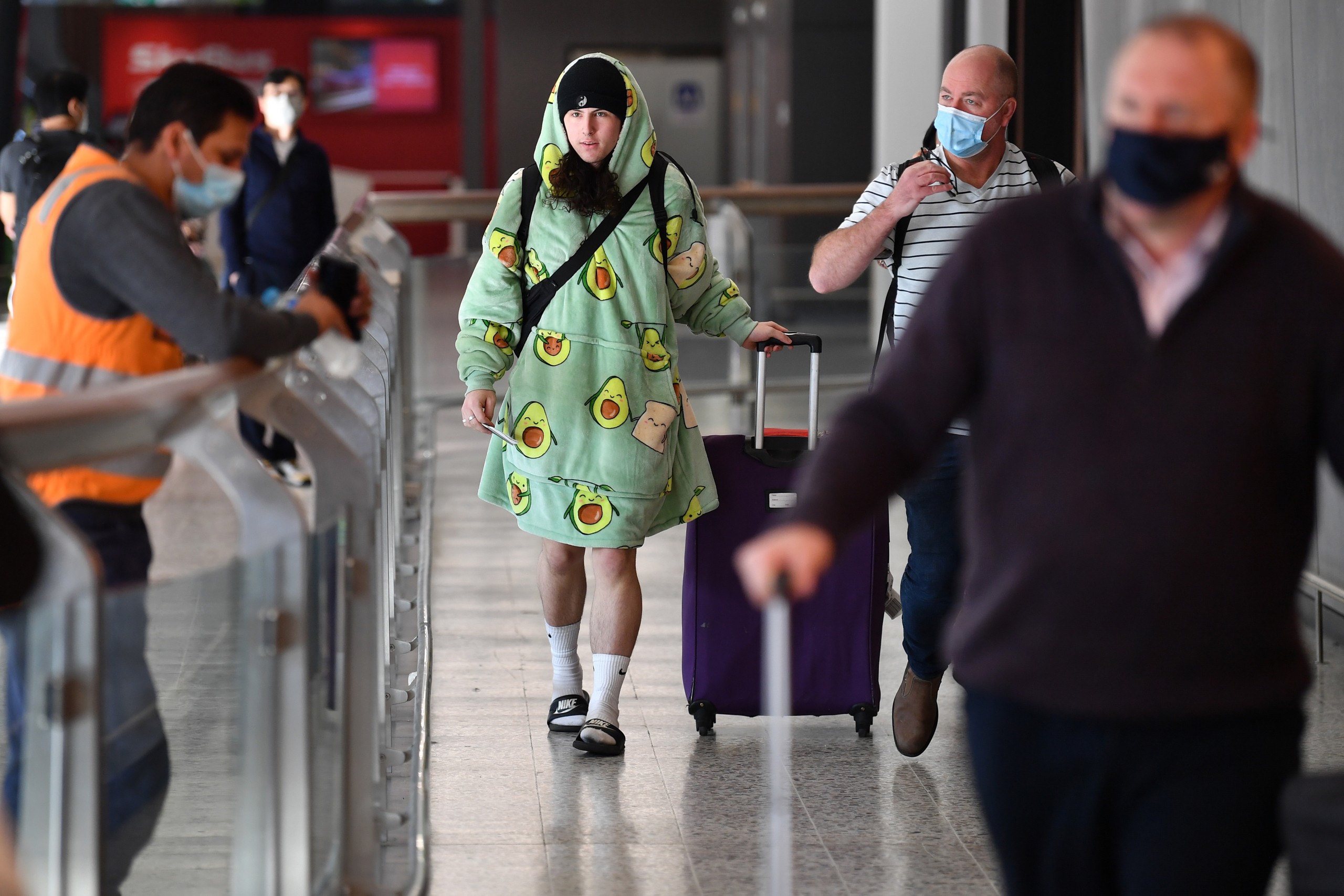 epa09775093 International passengers arrive at Melbourne Airport in Melbourne, Australia, 21 February 2022. Australia's international borders have reopened without restrictions for fully vaccinated tourists and travellers.  EPA/JOEL CARRETT  AUSTRALIA AND NEW ZEALAND OUT