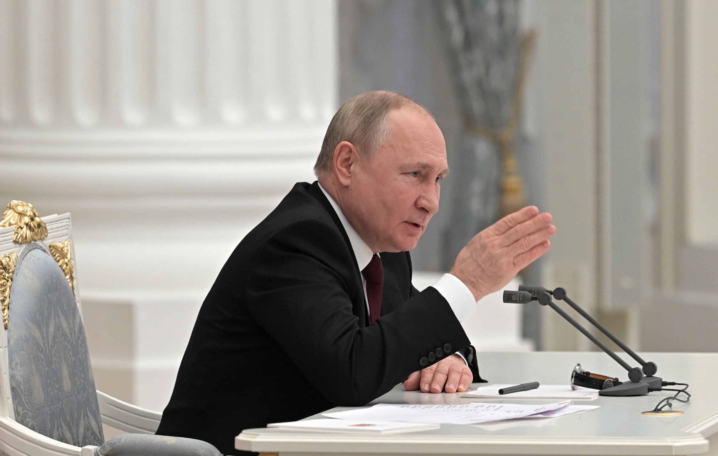 epa09775870 Russian President Vladimir Putin chairs a meeting with members of Russia's Security Council in the Kremlin in Moscow, Russia, 21 February 2022.  EPA/ALEXEI NIKOLSKY / KREMLIN POOL / SPUTNIK MANDATORY CREDIT