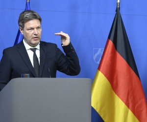 epaselect epa09776842 German Economy Minister Robert Habeck speaks during a joint press conference with the North Rhine Westfalia state governonr in Dusseldorf, Germany, 22 Februarty 2022 German Chancellor Scholz on 22 February 2022 said he asked the economy minstry to halt certification of the German-Russian gas pipeline Nord Stream 2 in response to Russia recognising the eastern Ukrainian self-proclaimed breakaway regions as independent states.  EPA/Roberto Pfeil / POOL