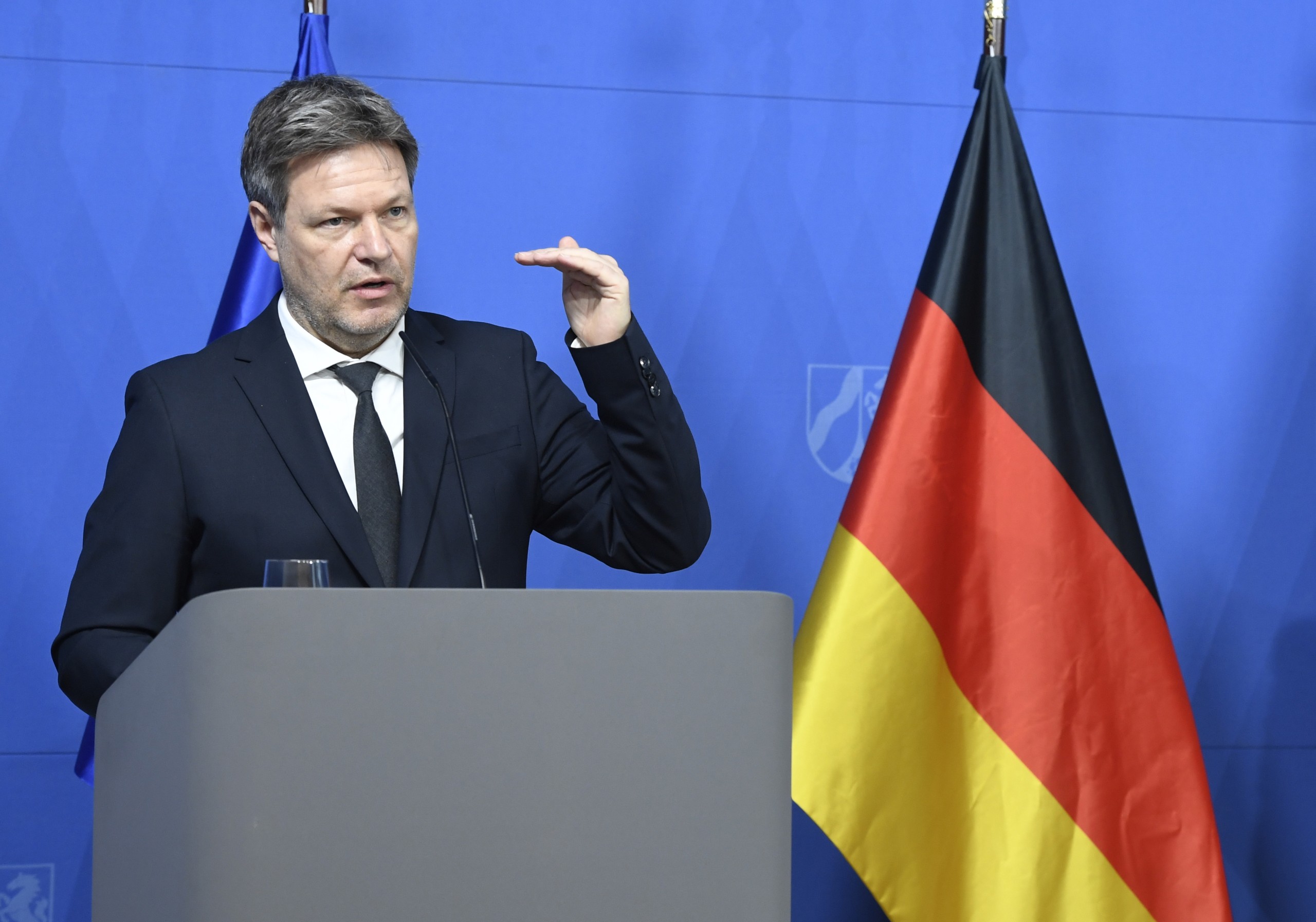 epaselect epa09776842 German Economy Minister Robert Habeck speaks during a joint press conference with the North Rhine Westfalia state governonr in Dusseldorf, Germany, 22 Februarty 2022 German Chancellor Scholz on 22 February 2022 said he asked the economy minstry to halt certification of the German-Russian gas pipeline Nord Stream 2 in response to Russia recognising the eastern Ukrainian self-proclaimed breakaway regions as independent states.  EPA/Roberto Pfeil / POOL