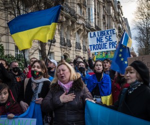 epa09777263 French-Ukrainian community members and pro-European activists gather in front of the Russian embassy in Paris, France, 22 February 2022 amid escalation on the Ukraine-Russian border.  EPA/CHRISTOPHE PETIT TESSON