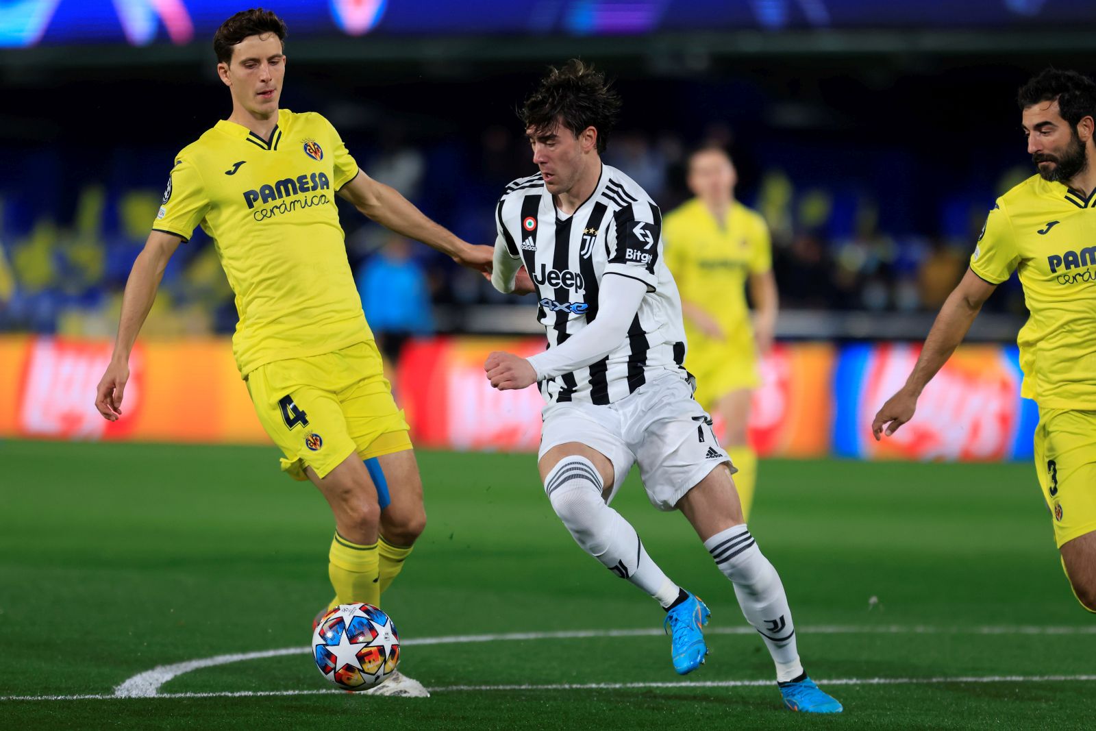 epa09777464 Juventus' striker Dusan Vlahovic (C) scores the 0-1 goal during the UEFA Champions League round of 16 first leg soccer match Villarreal CF vs Juventus at La Ceramica stadium in Vila-real, eastern Spain, 22 February 2022.  EPA/Domenech Castello