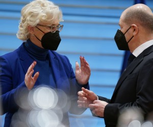 epa09780324 German Chancellor Olaf Scholz (R) and Justice Minister Christine Lambrecht (L) attend a security cabinet meeting following the attack on Ukraine in Berlin, Germany, 24 February 2022. Russia has launched a militry invasion of Ukraine in the early hours of February 24, 2022.  EPA/HENNING SCHACHT / POOL