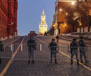 epa09781123 Russian policemen guard on the Red square in Moscow, Russia, 24 February 2022. On February 24, early in the morning, President Vladimir Putin announced his decision to launch a military special operation in the Donbass. Against this background, the ruble weakened against the dollar and the euro to a six-year low, the Russian stock market fell by 11 percent, trading on the Moscow and St. Petersburg stock exchanges were suspended. The prices of oil and precious metals are rising on world markets.  EPA/MAXIM SHIPENKOV