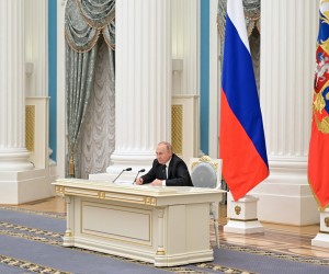 epa09781644 Russian President Vladimir Putin chairs a meeting with Russian businessmen at the Kremlin in Moscow, Russia, 24 February 2022. In the early hours of 24 February, President Putin announced his decision to launch a special military operation on Ukraine. Against this background, the Russian Ruble weakened against the US dollar and the euro to a six-year low, the Russian stock market fell by 11 percent, trading on the Moscow and St. Petersburg stock exchanges were suspended. The prices of oil and precious metals are rising on world markets.  EPA/ALEKSEY NIKOLSKYI/SPUTNIK/KREMLIN / POOL