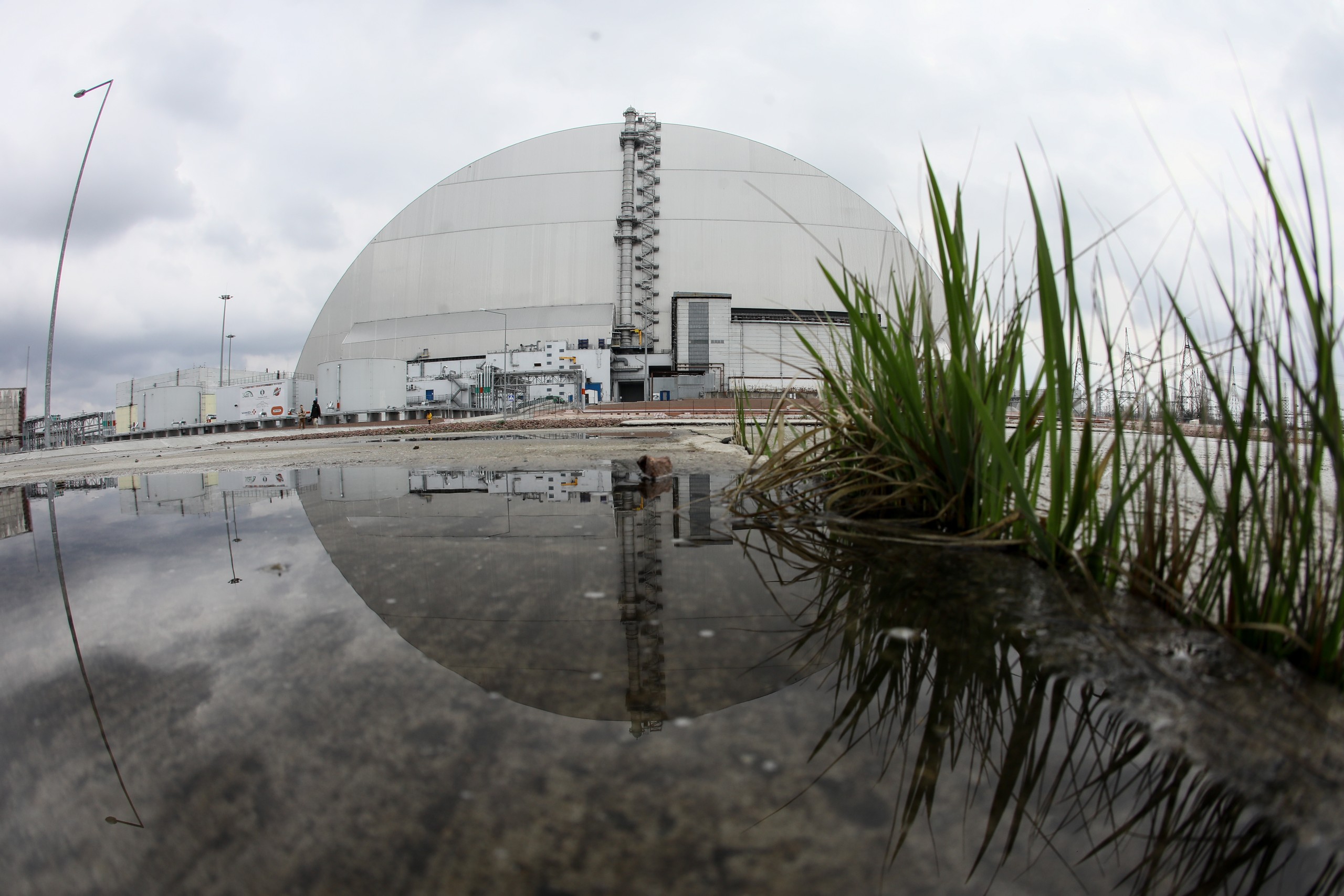 epaselect epa09781709 (FILE) - New Safe Confinement covering the 4th block of Chernobyl Nuclear power plant in Chernobyl, Ukraine, 15 April 2021 (Reissued 24 February 2022). Ukrainian President Volodymyr Zelenskyy tweeted on 24 February that Russian forces are attempting to seize control of the Chernobyl nuclear power plant.  EPA/OLEG PETRASYUK *** Local Caption *** 56828889