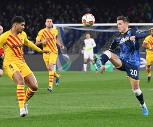 epa09782526 Napoli’s Piotr Zielinski (R) and Barcelona’s Ronald Araujo in action during the UEFA Europa League play-off second leg soccer match between SSC Napoli and FC Barcelona at 'Diego Armando Maradona' stadium in Naples, Italy, 24 february 2022.  EPA/CIRO FUSCO