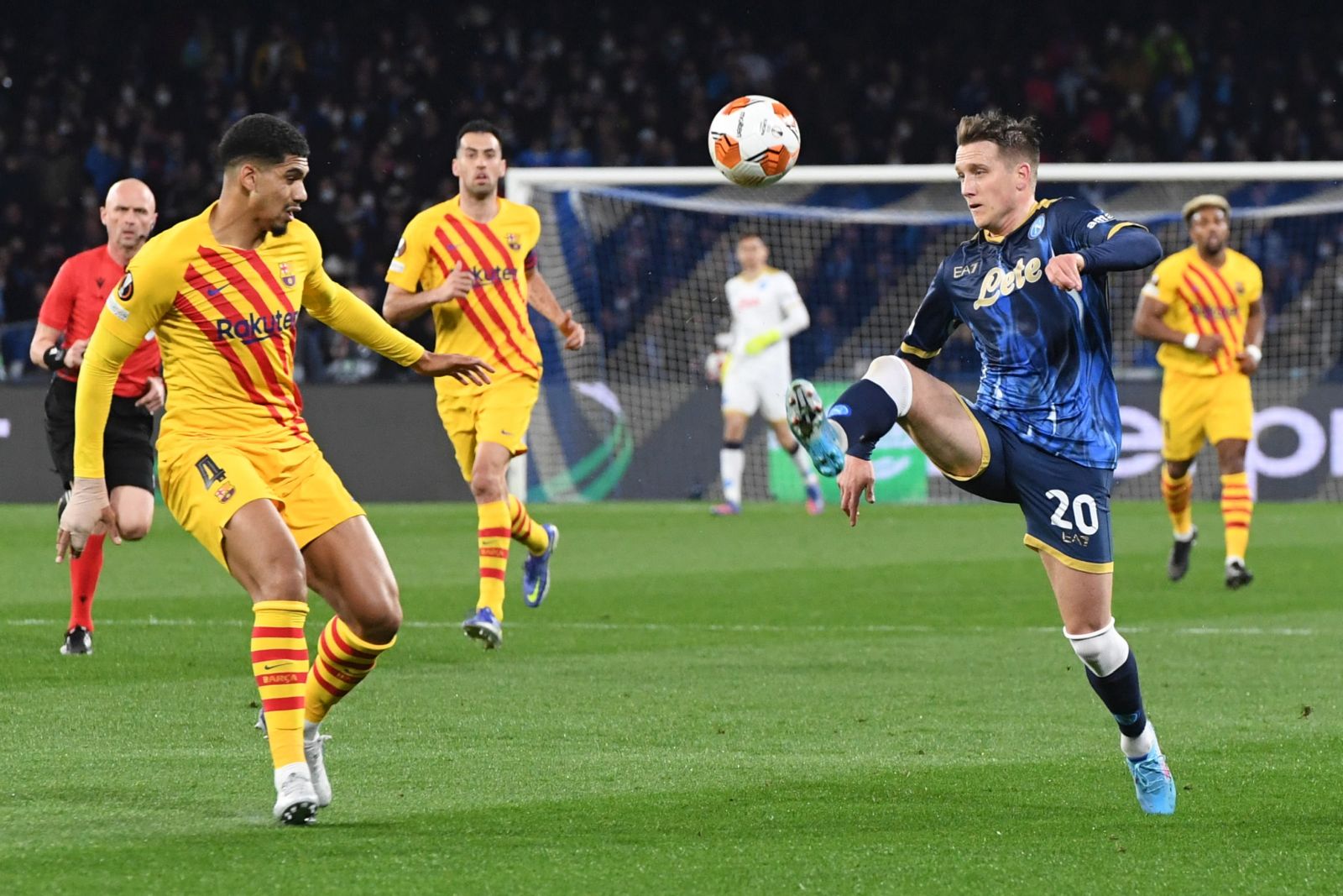 epa09782526 Napoli’s Piotr Zielinski (R) and Barcelona’s Ronald Araujo in action during the UEFA Europa League play-off second leg soccer match between SSC Napoli and FC Barcelona at 'Diego Armando Maradona' stadium in Naples, Italy, 24 february 2022.  EPA/CIRO FUSCO