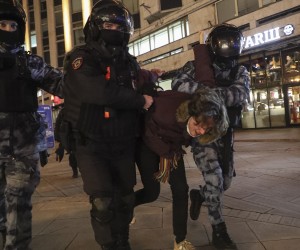 epa09784672 Russian policemen detain a protestor during a rally against the entry of Russian troops into Ukraine in Moscow, Russia, 25 February 2022. On February 24, Russian President Vladimir Putin announced the start of a military operation in Ukraine in connection with the situation in the Donbass. The Russian military leadership assured that nothing threatens the civilian population of the country, the goal is to disable the military infrastructure of Ukraine.  EPA/MAXIM SHIPENKOV