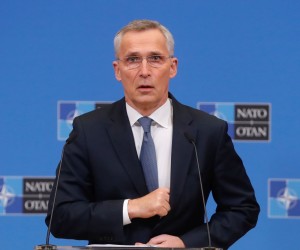 epa09784876 NATO Secretary General Jens Stoltenberg gives a press conference at the end of an Extraordinary virtual summit of NATO Heads of State and Government  on the security situation in and around Ukraine at the NATO headquarters in Brussels, Belgium, 25 February 2022.  EPA/STEPHANIE LECOCQ