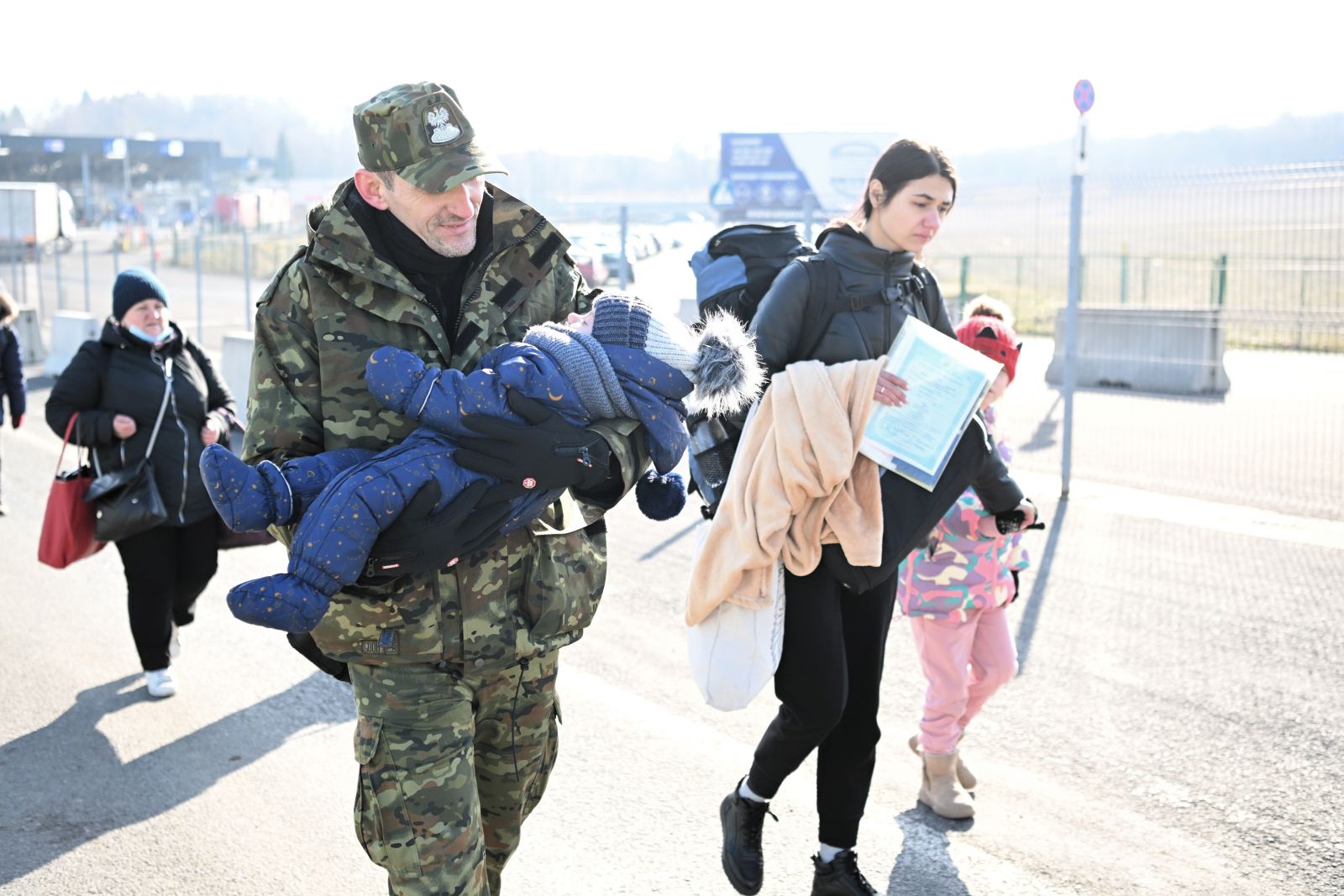 epa09786312 People fleeing the region of the Russian-Ukrainian conflict  arrive at the Polish-Ukrainian border in Medyka, southeastern Poland, 26 February 2022. At the border crossing itself, mostly women with small children in their arms are seeking help. Russia's invasion of Ukraine started on the early hours of 24 February.  EPA/DAREK DELMANOWICZ POLAND OUT