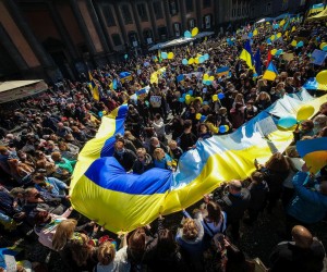 epa09788919 Ukrainian citizens and supporters demonstrate against the war in Ukraine at Piazza Dante in Naples, Italy, 27 February 2022. Russian troops entered Ukraine on 24 February prompting the country's president to declare martial law and triggering a series of announcements by Western countries to impose severe economic sanctions on Russia.  EPA/CESARE ABBATE