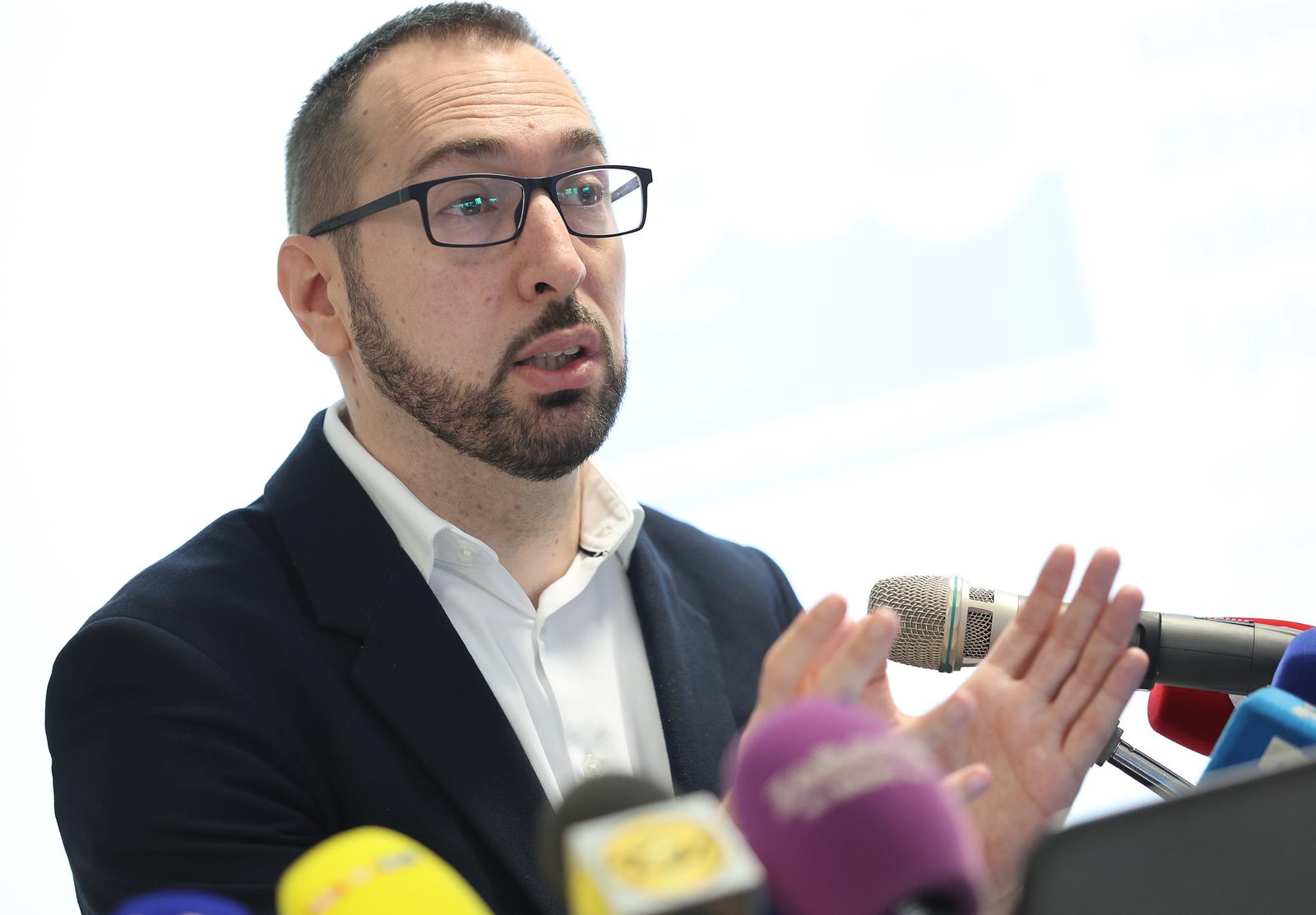 01.02.2022., Centra za zdravlje mladih, Zagreb - Gradonacelnik Grada Zagreba Tomislav Tomasevic, sa suradnicima, predstavio je web aplikaciju Grada Zagreba Mentalno zdravlje. Rijec je o vaznom projektu koji ce sluziti kao sredisnje mjesto informiranja gradjana o mentalnom zdravlju s obzirom na to da ce ovim web portalom na jednom mjestu biti objedinjeni svi projekti Grada Zagreba i gradskih zdravstvenih ustanova u podrucju zastite mentalnog zdravlja, koji ce na ovaj nacin postati vidljiviji i dostupniji za sire skupine gradjana. Na portalu su ujedno objedinjene strucne informacije koje ce svim skupinama gradjana koje trebaju podrsku i pomoc osigurati jednaku dostupnost sluzbi za mentalno zdravlje i njihovih programa. Photo: Marko Prpic/PIXSELL