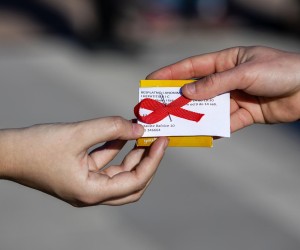 01.12.2020., Split - Volonteri Udruge za pomoc mladima HELP su povodom Medunarodnog dana borbe protiv AIDS-a na Kampusu dijelili crvene vrpce i prezervative te educirali gradane o vaznosti testiranja na HIV.rPhoto: Miroslav Lelas/PIXSELL