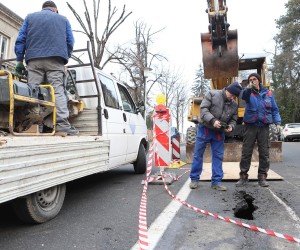 02.02.2022., Zagreb - Zbog hitne sanacije javnog kanala, Jurjevska ulica na dijelu od Mlinarske ulice do kucnog broja 35, od srijede 02. veljace 2022. do utorka 15. veljace 2022. bit ce zatvorena za sav promet. Kako bi se omogucio prolaz vozila ulicom Tuskanac, gdje se trenutno izvode radovi i uspostavljena je privremena regulacija prometa semaforskim uredjajima. Radovi u ulici Tuskanac. Photo: Marko Prpic/PIXSELL